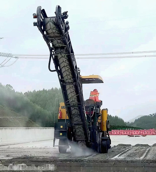 靠譜！徐工銑刨機(jī)化身“護(hù)路使者”助力巴平高速建設(shè)！